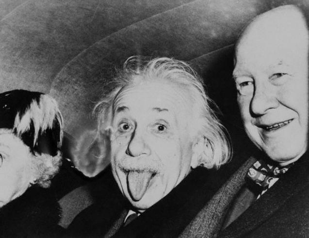 Einstein’ın Dilini Çıkararak Çekildiği Meşhur Fotoğrafının Hikayesini Biliyor musunuz?